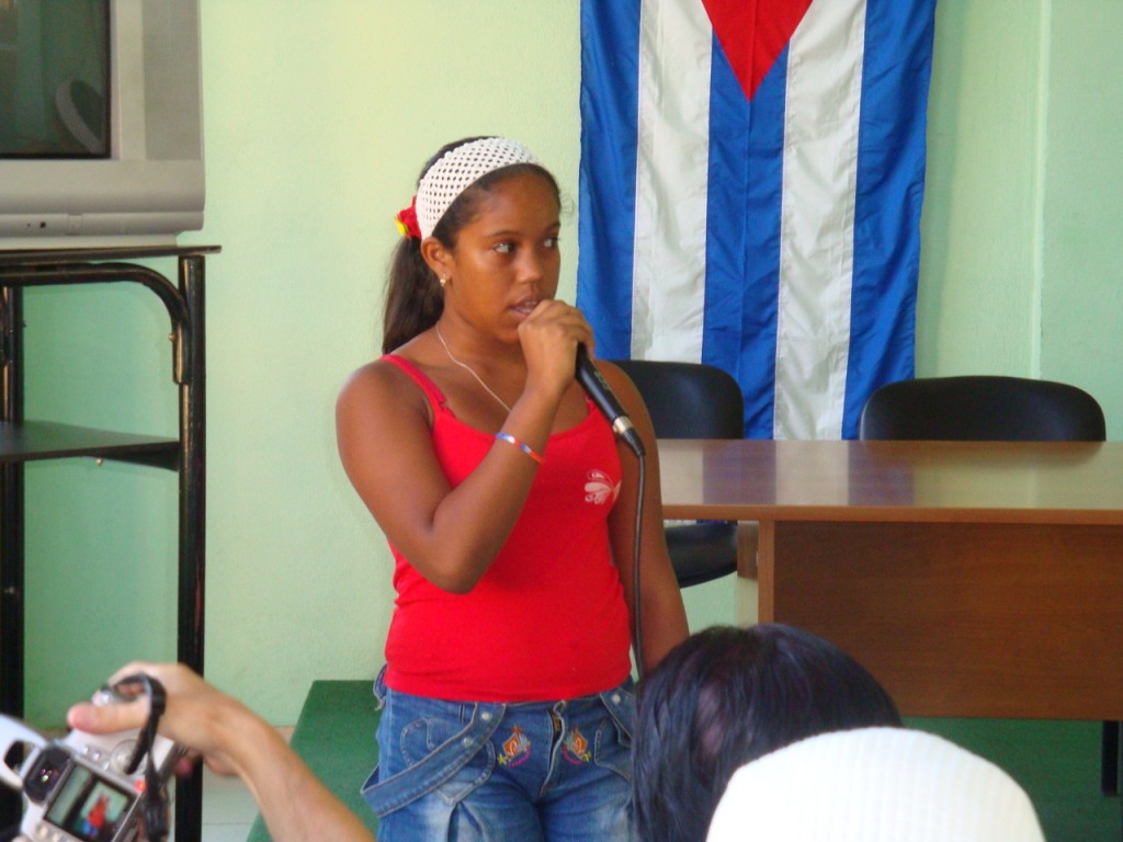 La pionera de la secundaria Básica Roberto Rodríguez, Kiang Lang Medrera Hing quien regaló a los presentes la canción “Somos Cubanos”