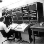 En 1969, Thompson y su colega Dennis Ritchie crearon el sistema operativo UNIX en Bell Telephone Laboratories.