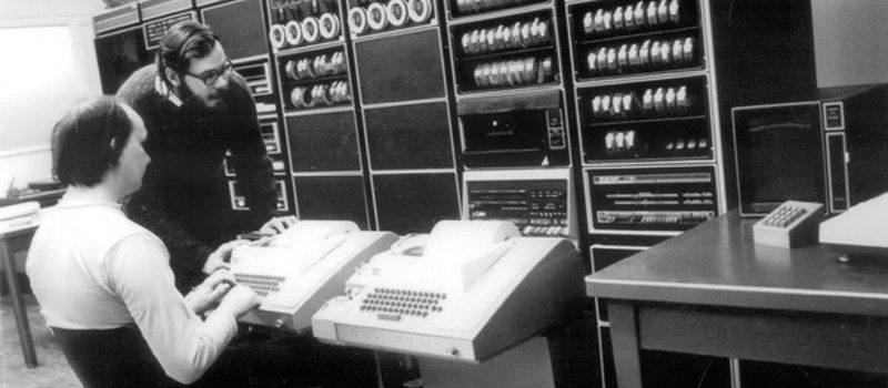 En 1969, Thompson y su colega Dennis Ritchie crearon el sistema operativo UNIX en Bell Telephone Laboratories.